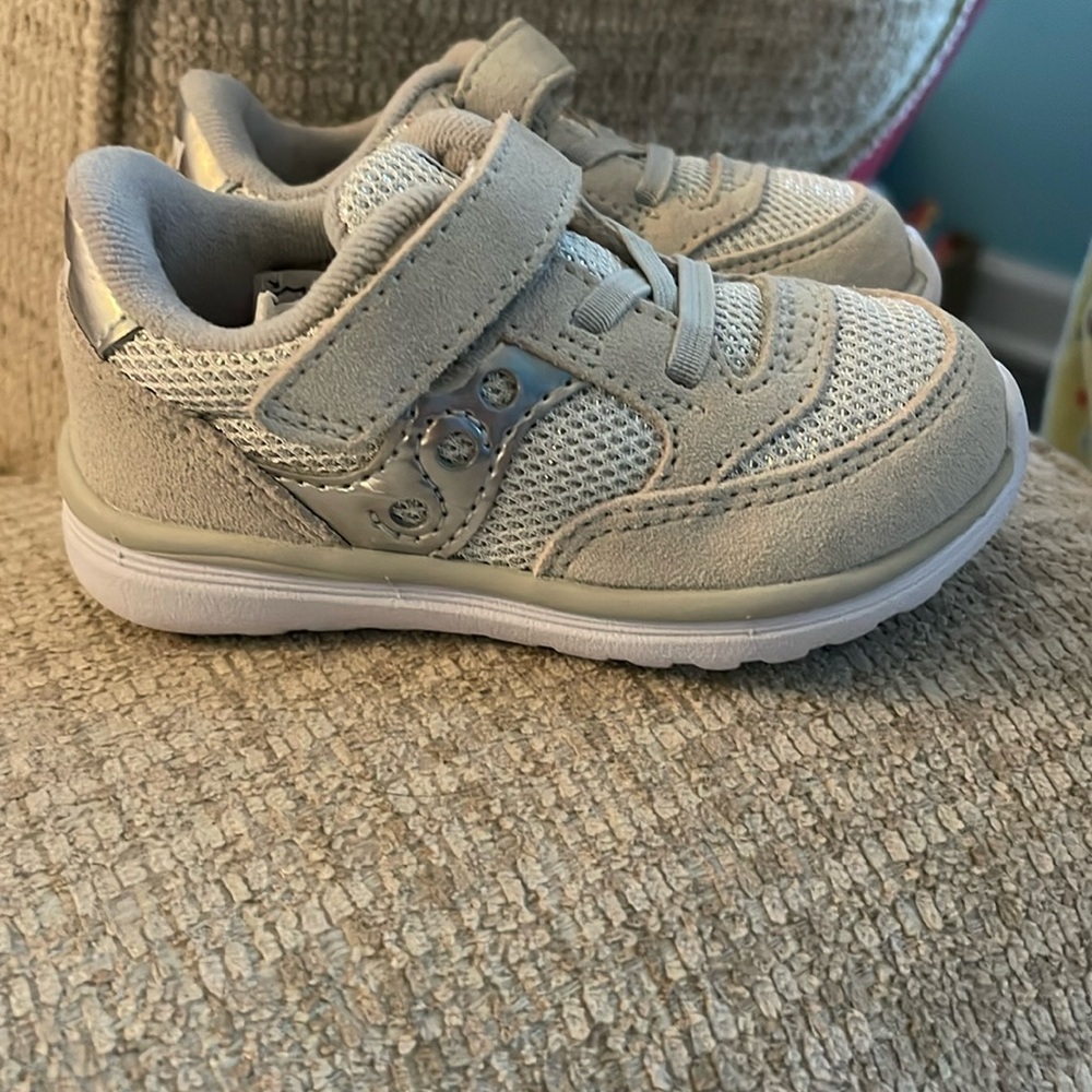 Never worn girls Saucony tennis shoes